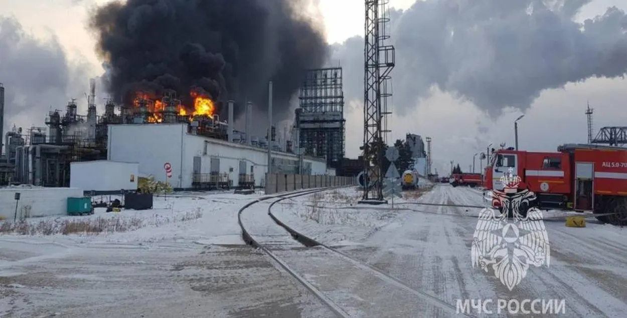 Пожар на нефтеперерабатывающем заводе в Ангарске / МЧС РФ
