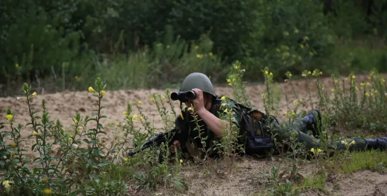Минск привлек к охране границ с ЕС армию и внутренние войска