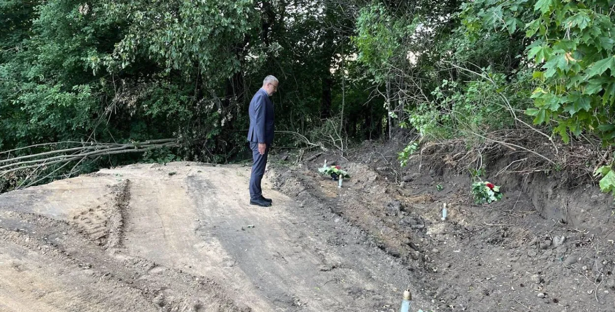 Польский дипломат возложил цветы к разрушенным могилам солдат на Гродненщине
