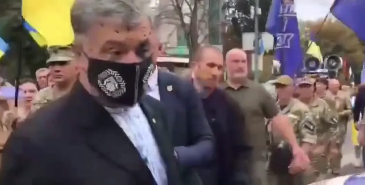 Петра Порошенко облили зеленкой / скриншот с видео​