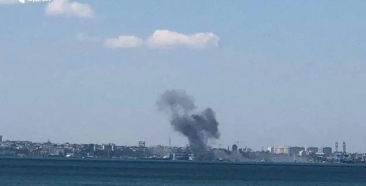 В Одессе после обстрела "Калибрами" горит морской порт
