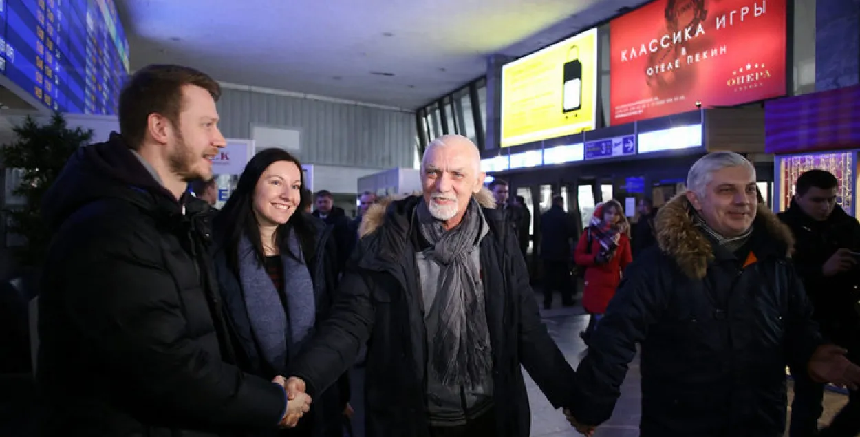Вячеслав Качура с родственниками в минском аэропорту. Фото: tut.by