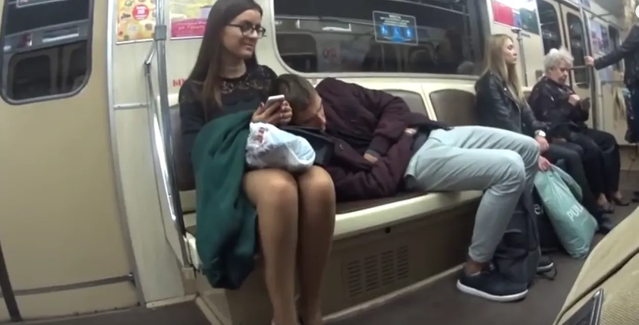 У мінскім метро студэнты разыгрываюць пасажыраў і здымаюць іх на відэа