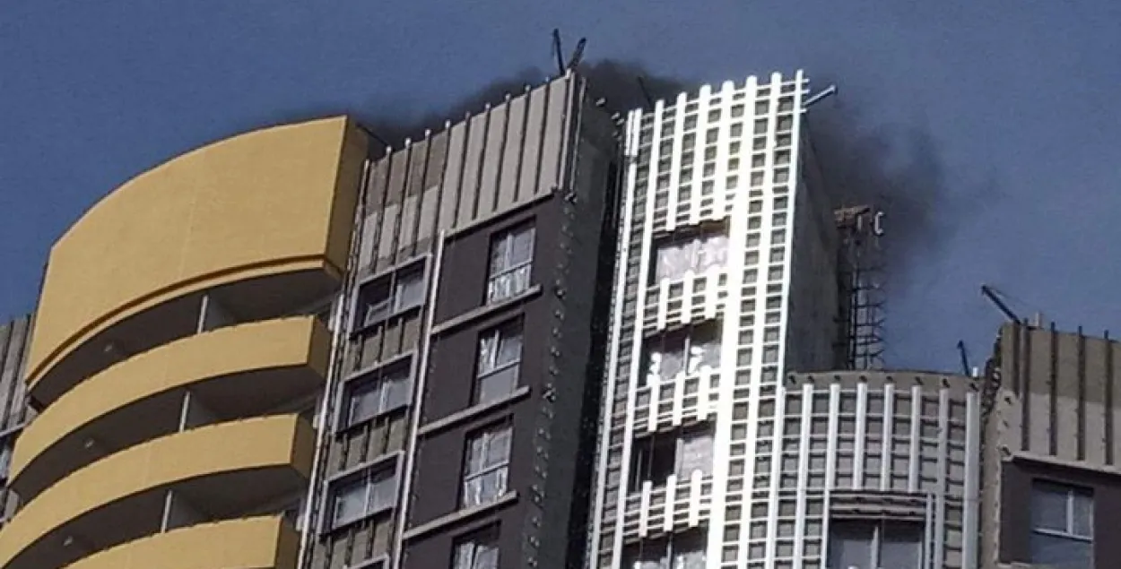 На будоўлі шматпавярховіка ў Мінску загарэлася электраправодка на даху