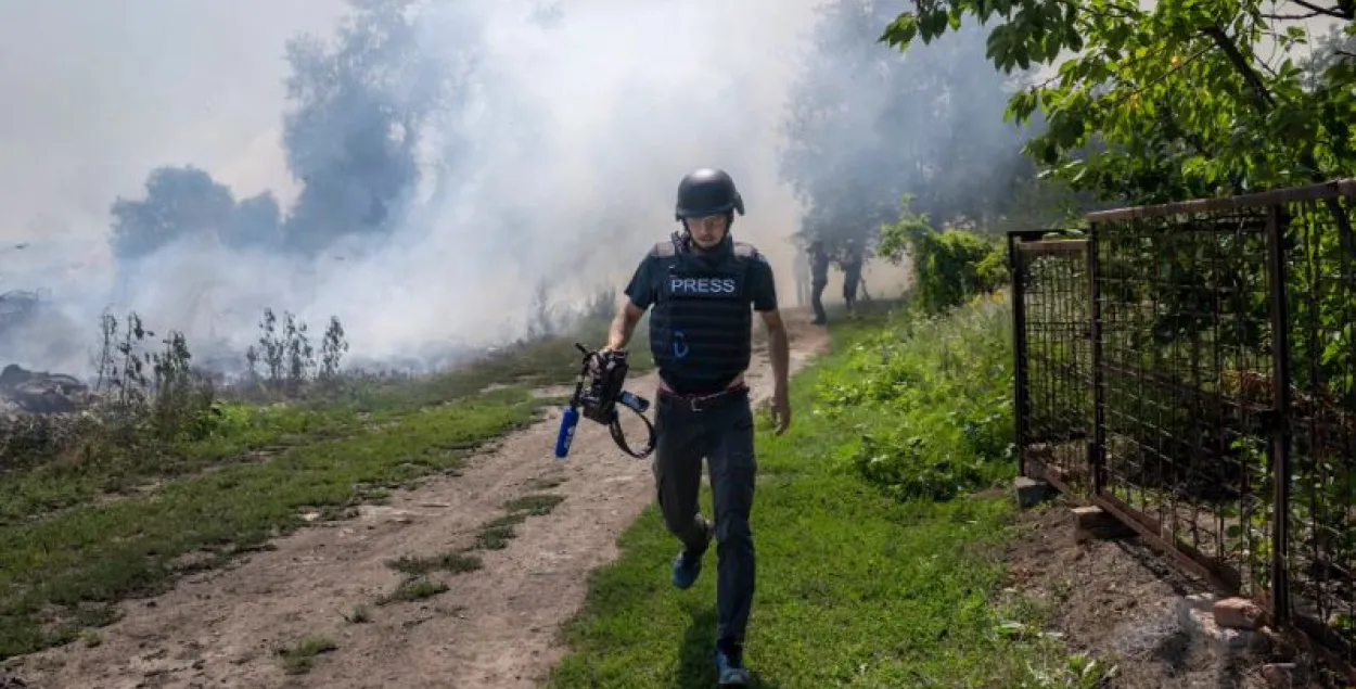 Дым пасля бамбардзіроўкі ў Бахмуце за спіной журналіста / Bulent Kilic,&nbsp;AFP
