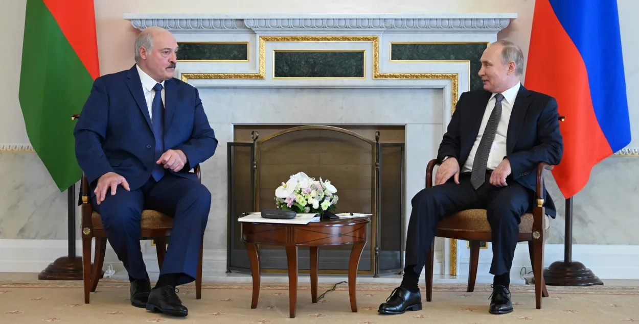 Москва поддержит Лукашенко на фоне "удушающих" санкций — Песков