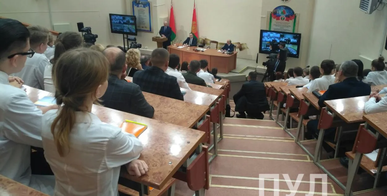 Александр Лукашенко выступает перед студентами / @pul_1