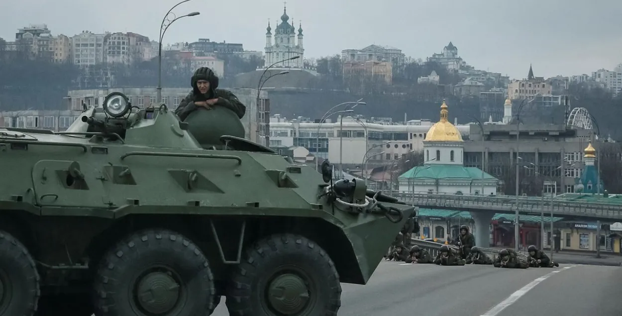 Украинские бойцы заняли позицию в Киеве / Reuters​