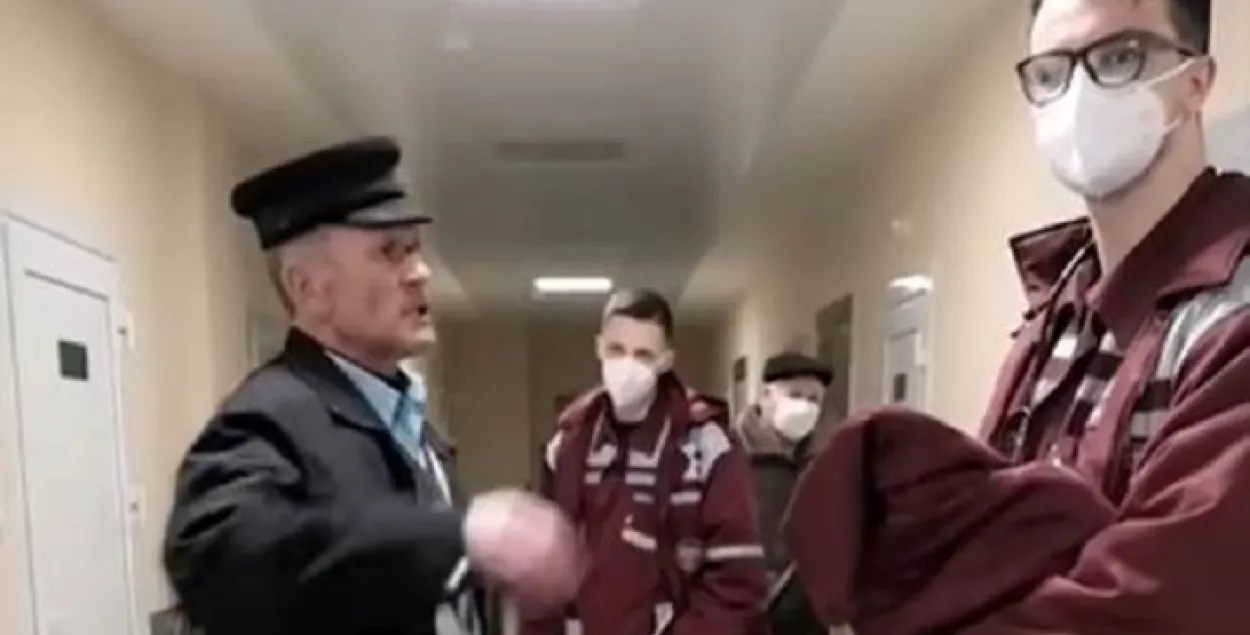 Андрей Рокало (справа), на которого напал пьяный # емыбатько / кадр из видео​
