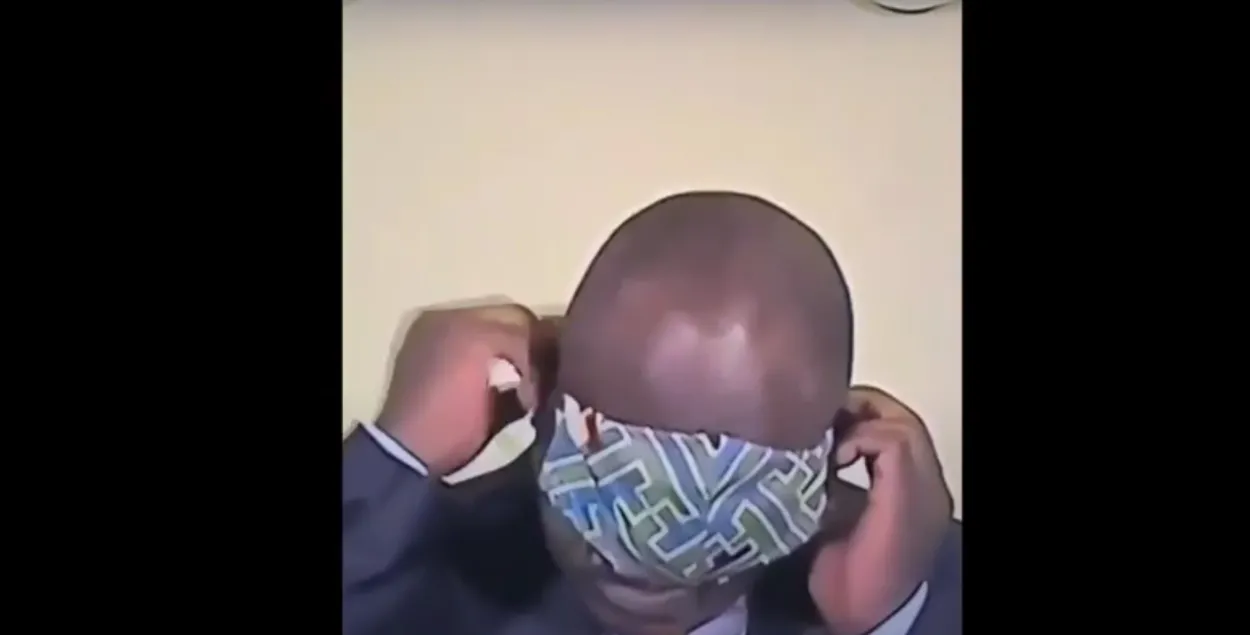 Сирил Рамафоса натягивает маску / Кадр из видео