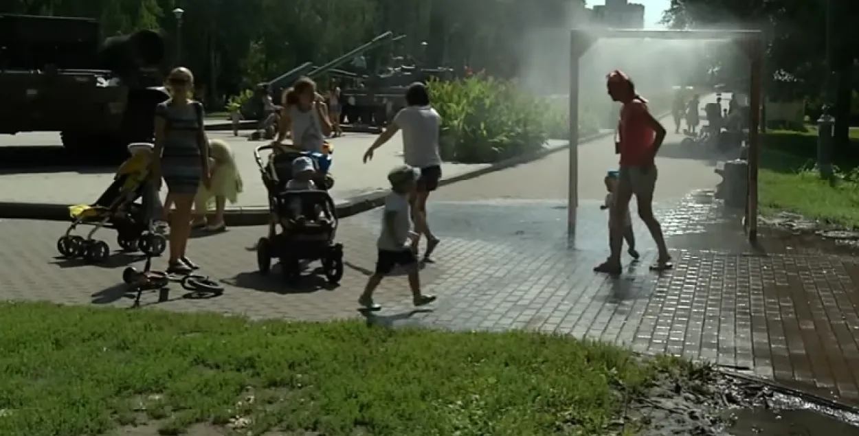Конструкция для охлаждения прохожих в киевском парке​
