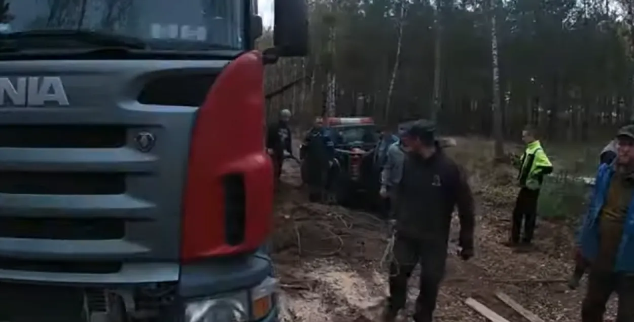 &quot;Спасатели&quot; возле грузовика белоруса​