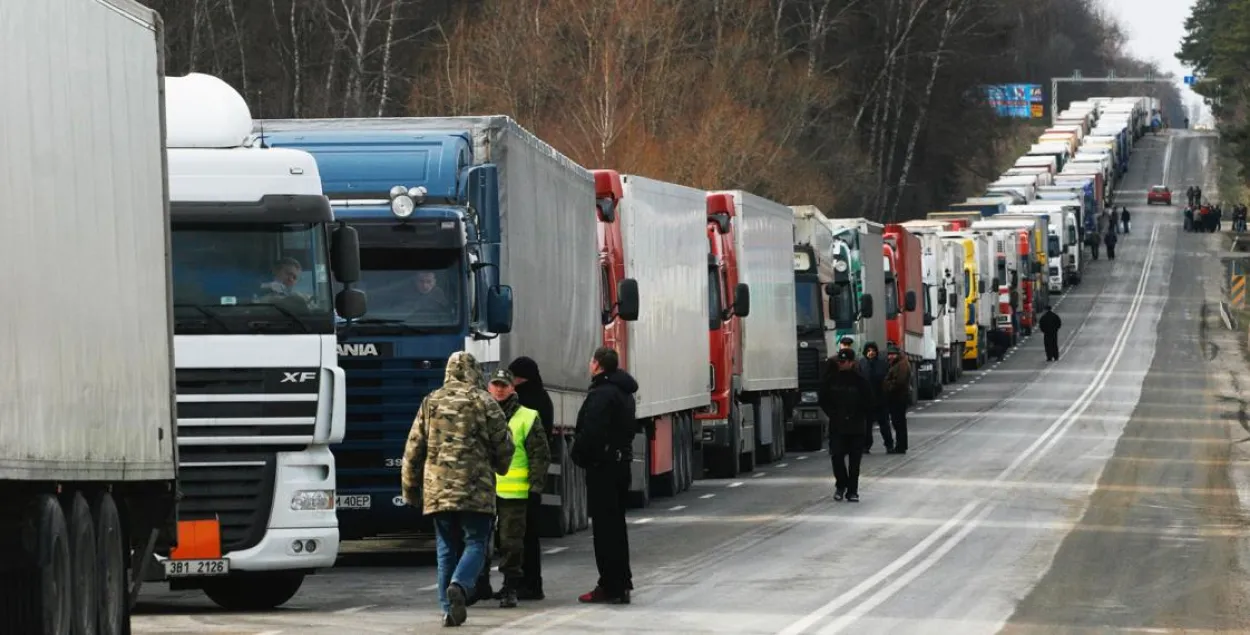На границе Беларуси с Евросоюзом сократилась очередь из фур