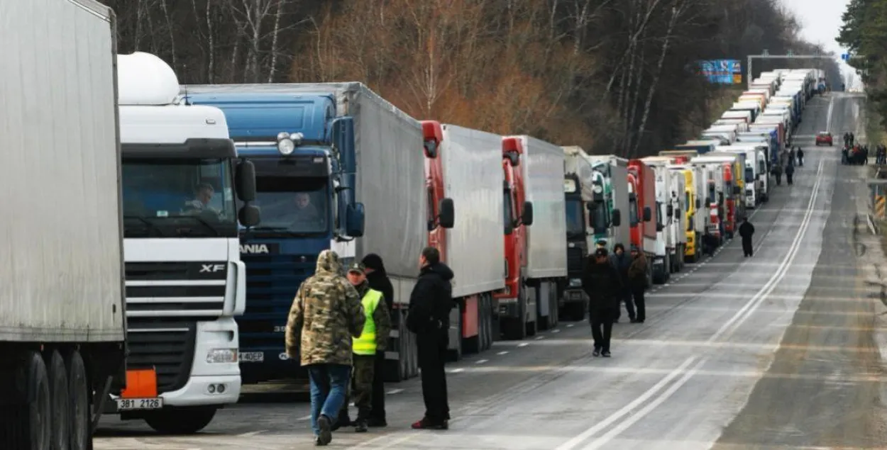 На границе Беларуси с Евросоюзом скопилось в очереди более 4 тысяч фур