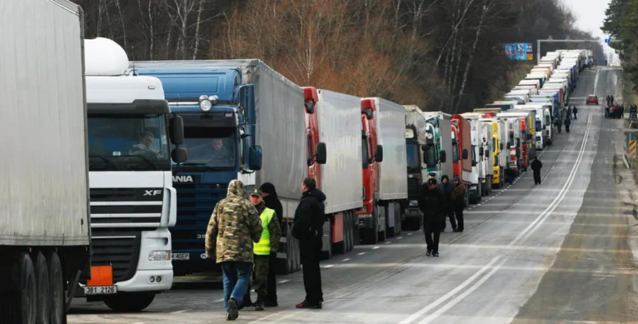 На границе Беларуси с Евросоюзом скопилось в очереди 2080 фур