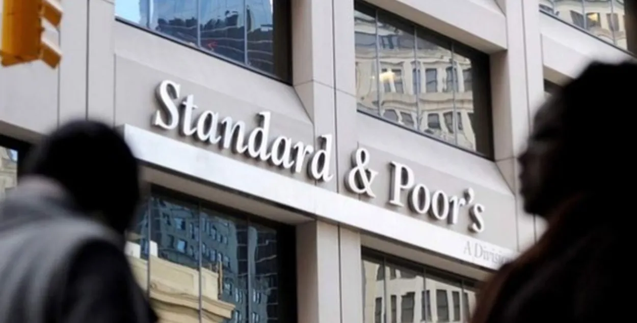 Агентство S&P понизило долгосрочный кредитный рейтинг России до "CCC-"