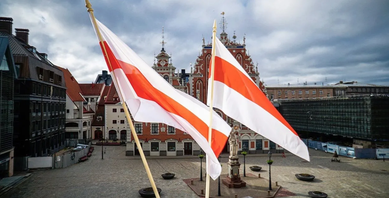 Мартиньш Стакис вывесил БЧБ-флаги над зданием Рижской городской думы