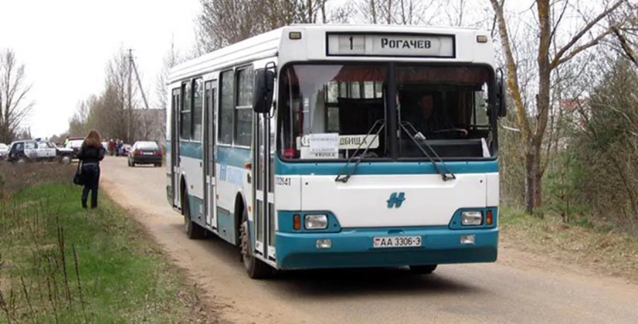 На Радуницу в Рогачёве маршруты городских автобусов продляют до кладбища