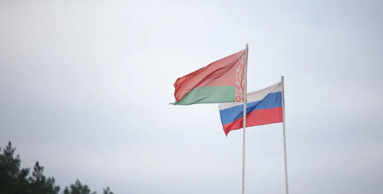 Флаги на белорусском военном полигоне /@modmilby
