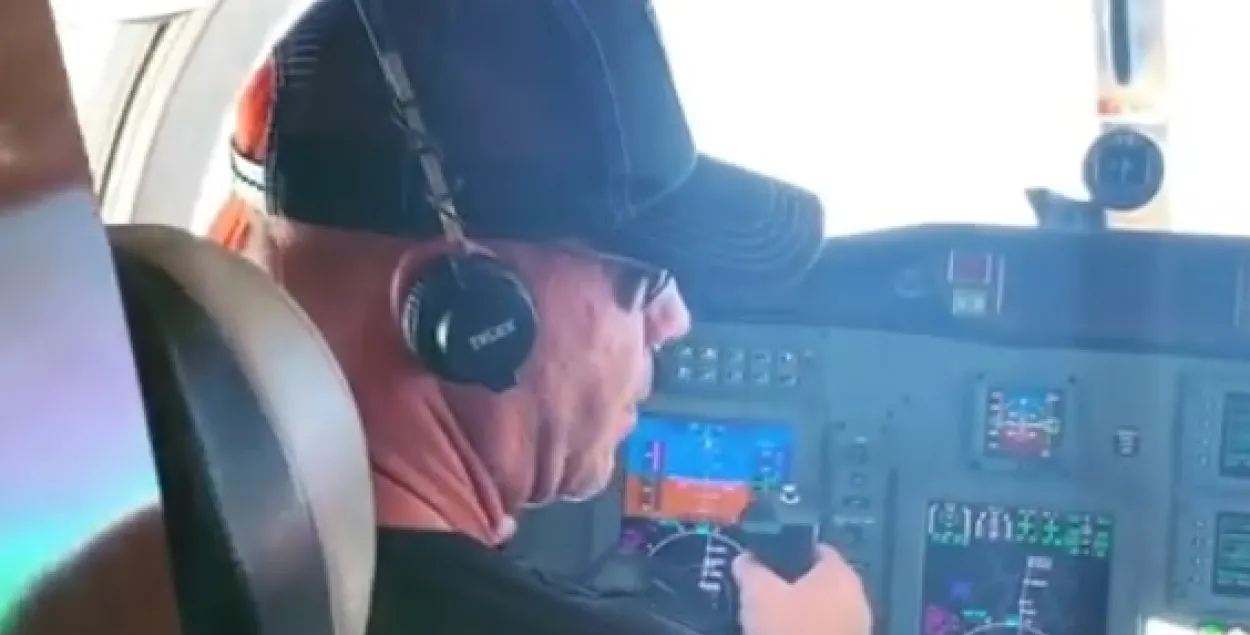 Лідар гурта Rammstein паспрабаваў сябе ў якасці пілота (відэа)