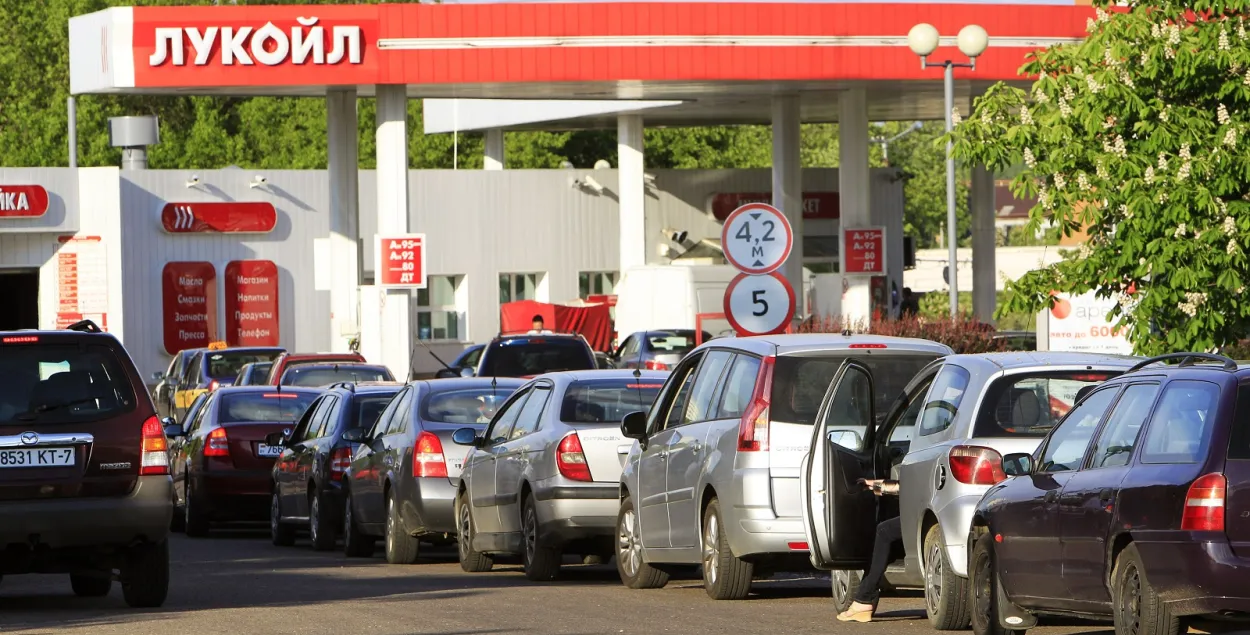 Автомобильное топливо дешевеет в Беларуси третью неделю подряд