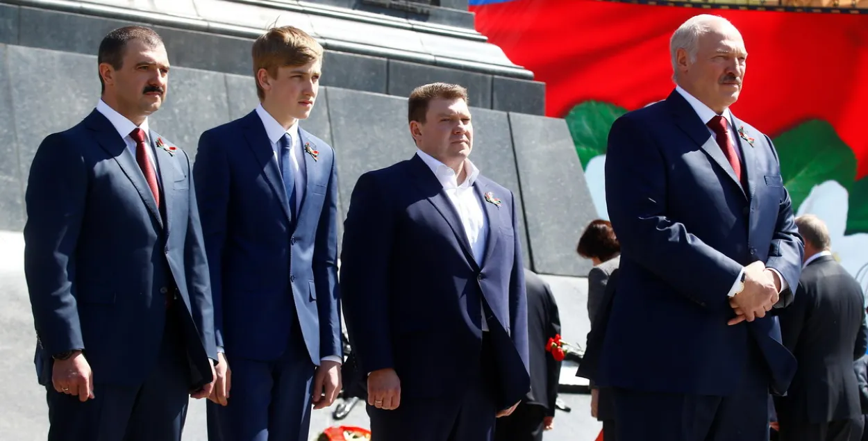 Аляксандр Лукашэнка з сынамі, Віктарам, Мікалаем і Дзмітрыем / Reuters