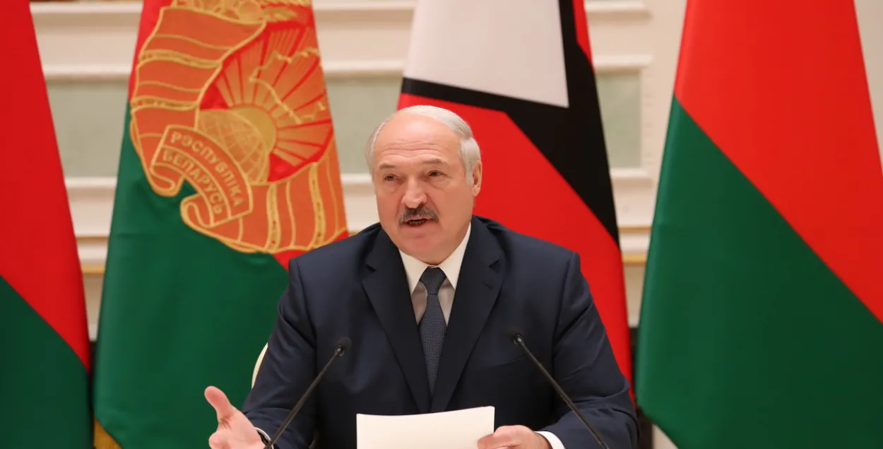 Лукашенко доволен дебатами Зеленского и Порошенко, но никто не выиграл