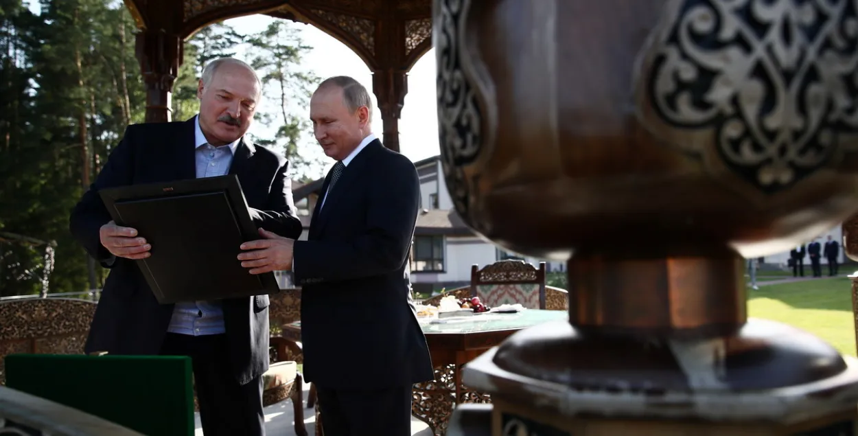 Лукашенко надоело "ползать на коленях перед старшим братом"