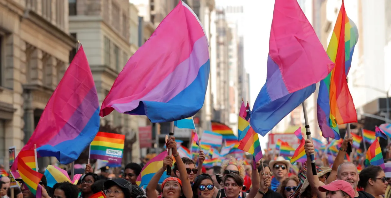 Десятки тысяч человек вышли на ЛГБТ-парад в Нью-Йорке