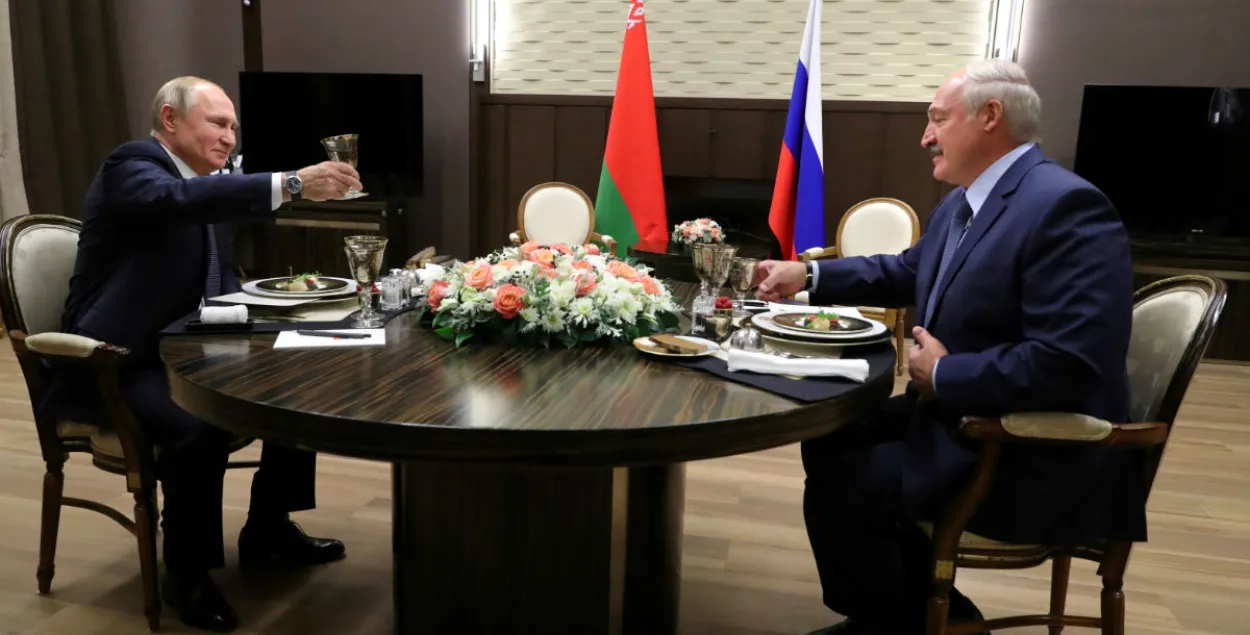 Владимир Путин и Александр Лукашенко на архивном фото Reuters.​