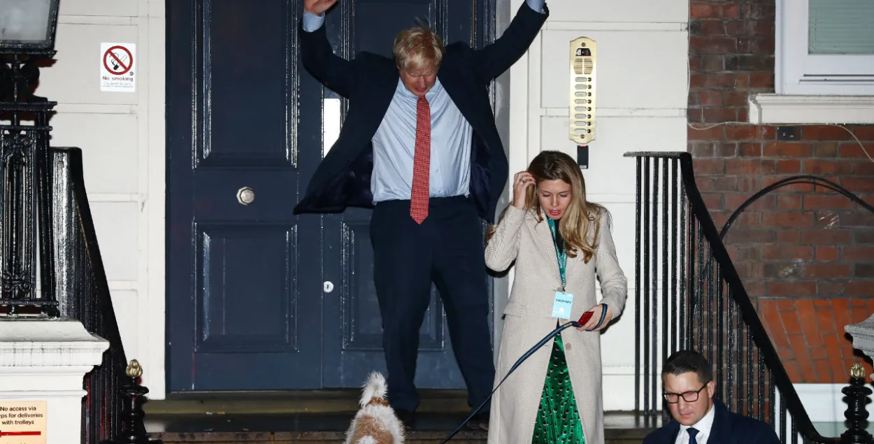 Борис Джонсон празднует победу / Reuters