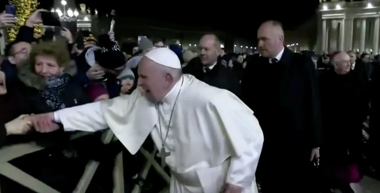 Папа рымскі Францішак ударыў жанчыну па руках