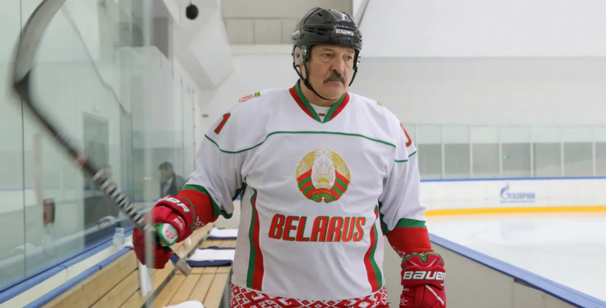 Александр Лукашенко в Сочи с клюшкой в руках / Reuters​