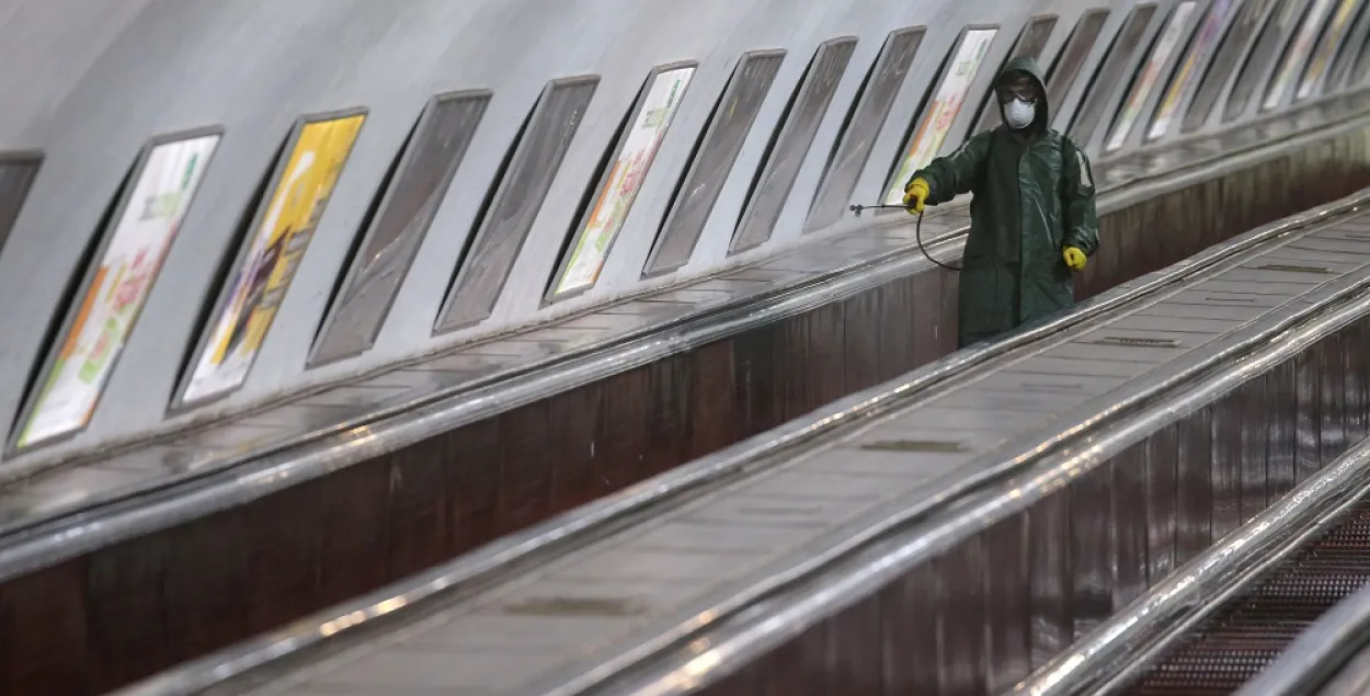 Работнік у ахоўным рыштунку едзе на эскалатары падчас распылення дэзынфікавальнага сродку ў метро з-за асцярогі, звязанай з каранавірусам, Тбілісі, Грузія / Reuters
