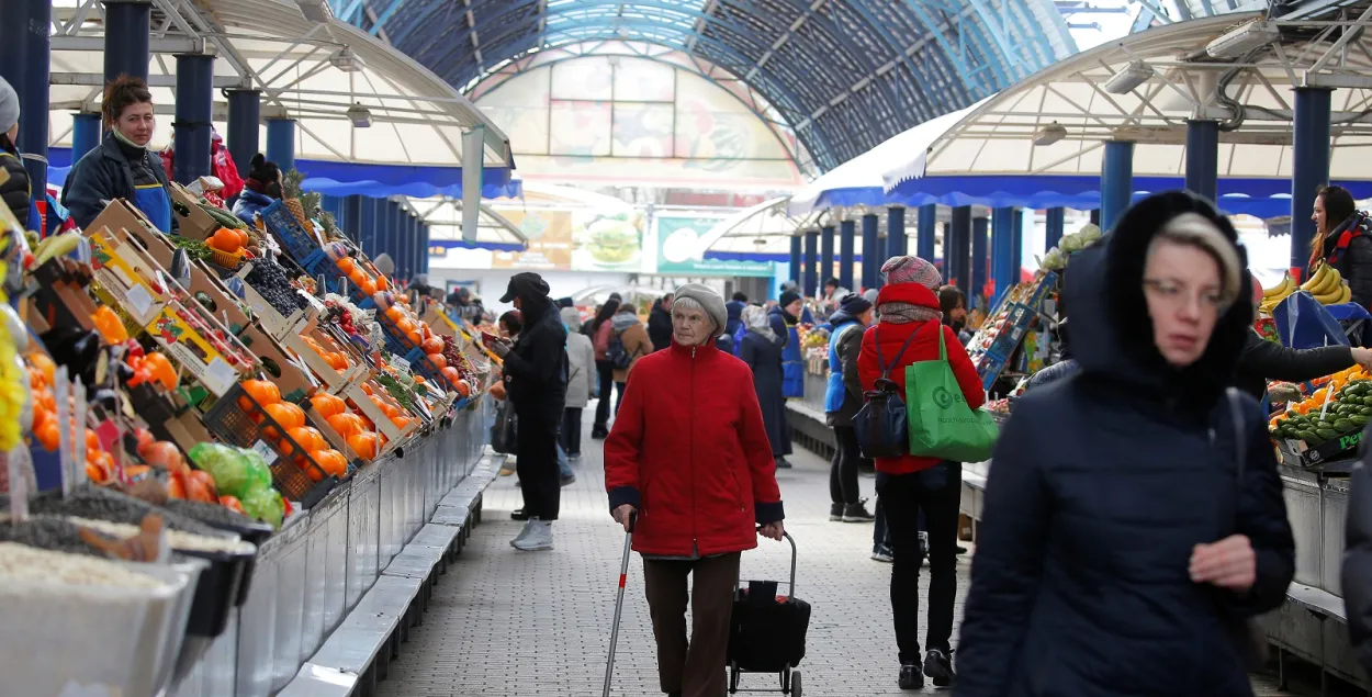 Людзі на Камароўскім рынку ў Мінску​&nbsp;/ Reuters