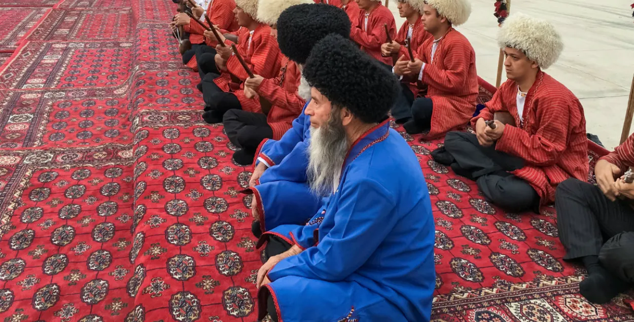 У Туркменістане мужчынам забаранілі фарбаваць валасы ў чорны колер