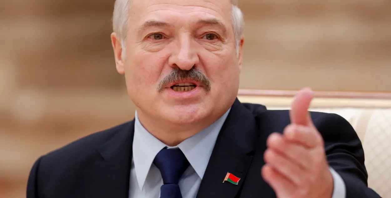 Лукашэнка згадаў пра проціборства з "каналамі, старонкамі і сайтамі"