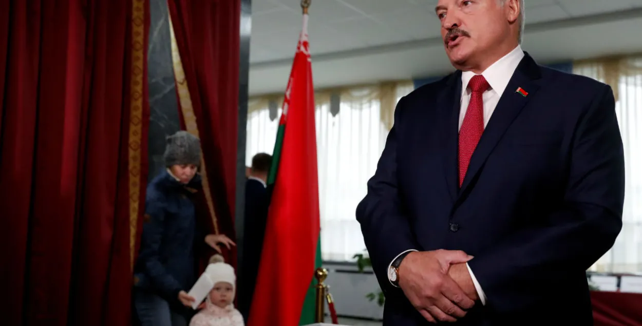 Александр Лукашенко на избирательном участке / Reuters​