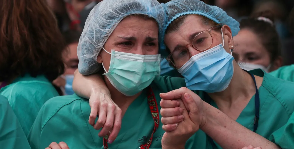 Врачи оплакивают свою коллегу Эстебан, умершую&nbsp;от коронавируса в Испании / Reuters