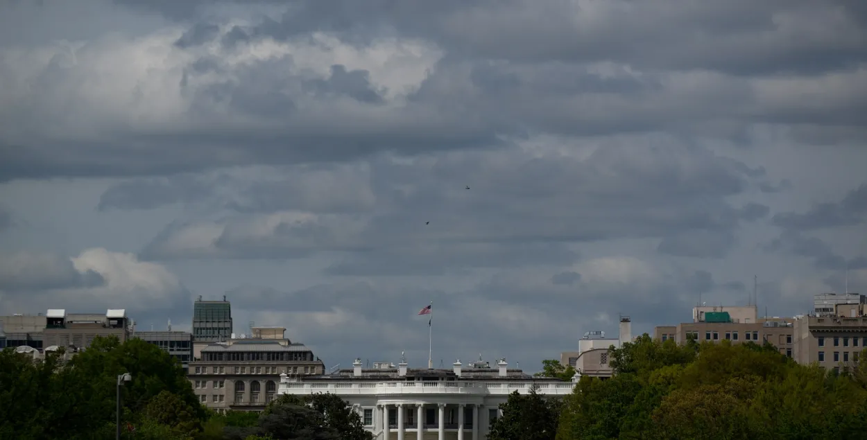 Неба над Белым домам&nbsp;/ Reuters