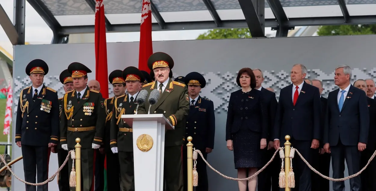 Александр Лукашенко и чиновники во время распространения коронавирусной инфекции на параде 9 мая 2020 года в Минске / Reuters