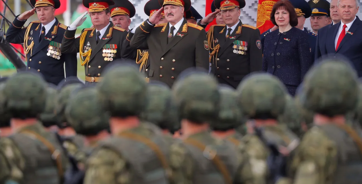 Парад без масак у Мінску / Reuters