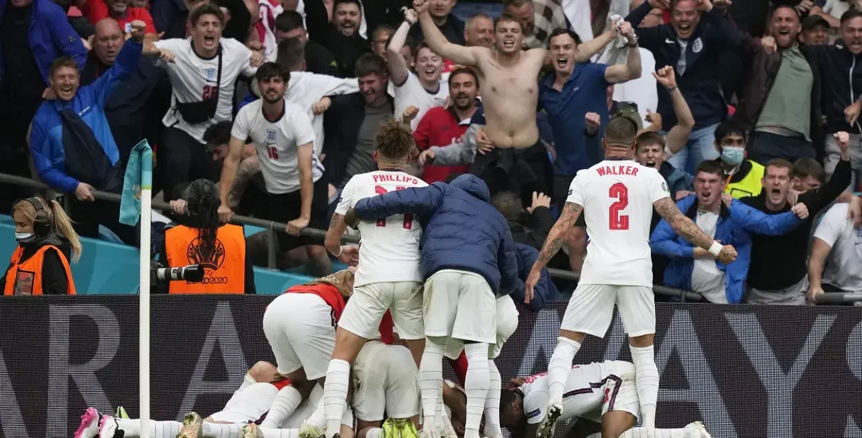 Англичане встречают второй гол во время матча с Германией / Reuters