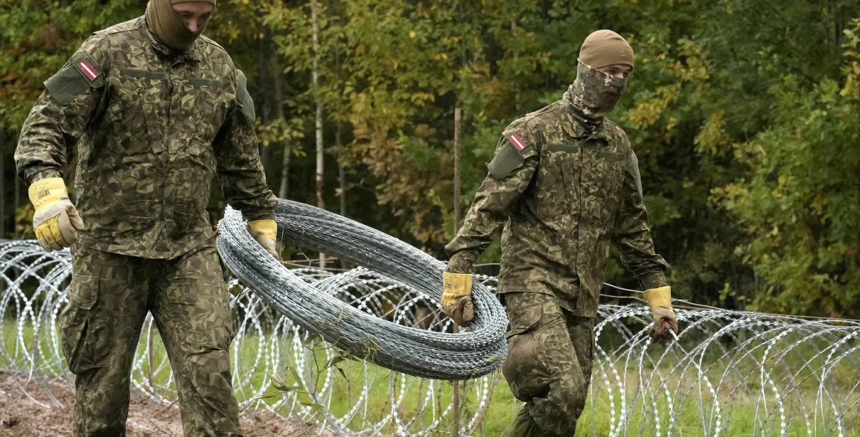 Страны ЕС отгораживаются от Беларуси колючей проволокой и начинают строить стены на границе / Reuters