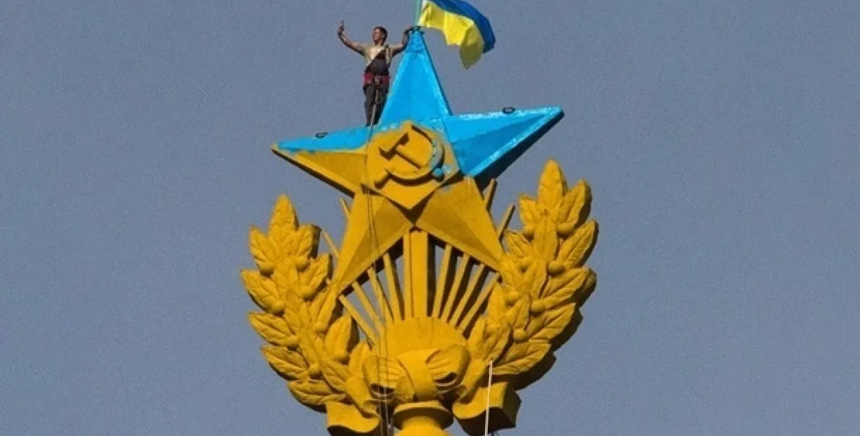 Погиб бейсджампер, разрисовавший звезду в Москве в цвета флага Украины