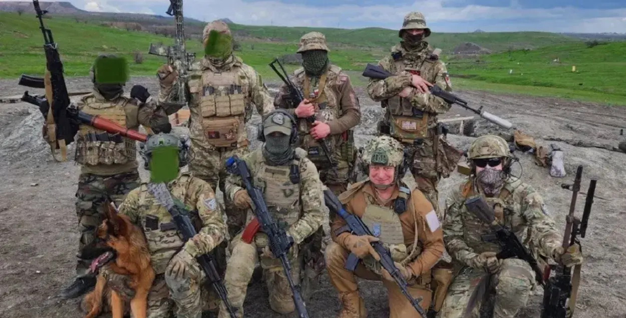 Валерий Сахащик (второй справа в первом ряду) с бойцами роты / t.me/beldesant/