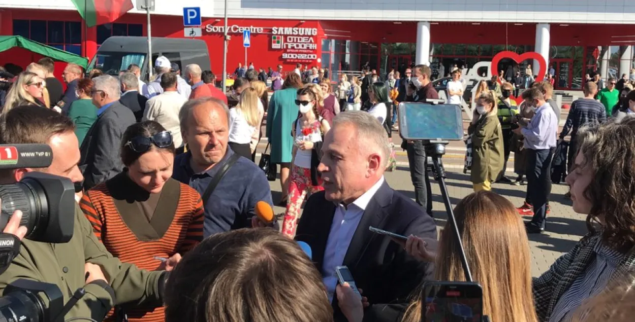 Михаил Орда на первом массовом пикете в Минске по сбору подписей за руководителя государства / Еврорадио