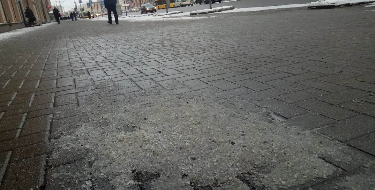 На вуліцы Мінска высыпалі ўжо 20 тысяч тон солі 