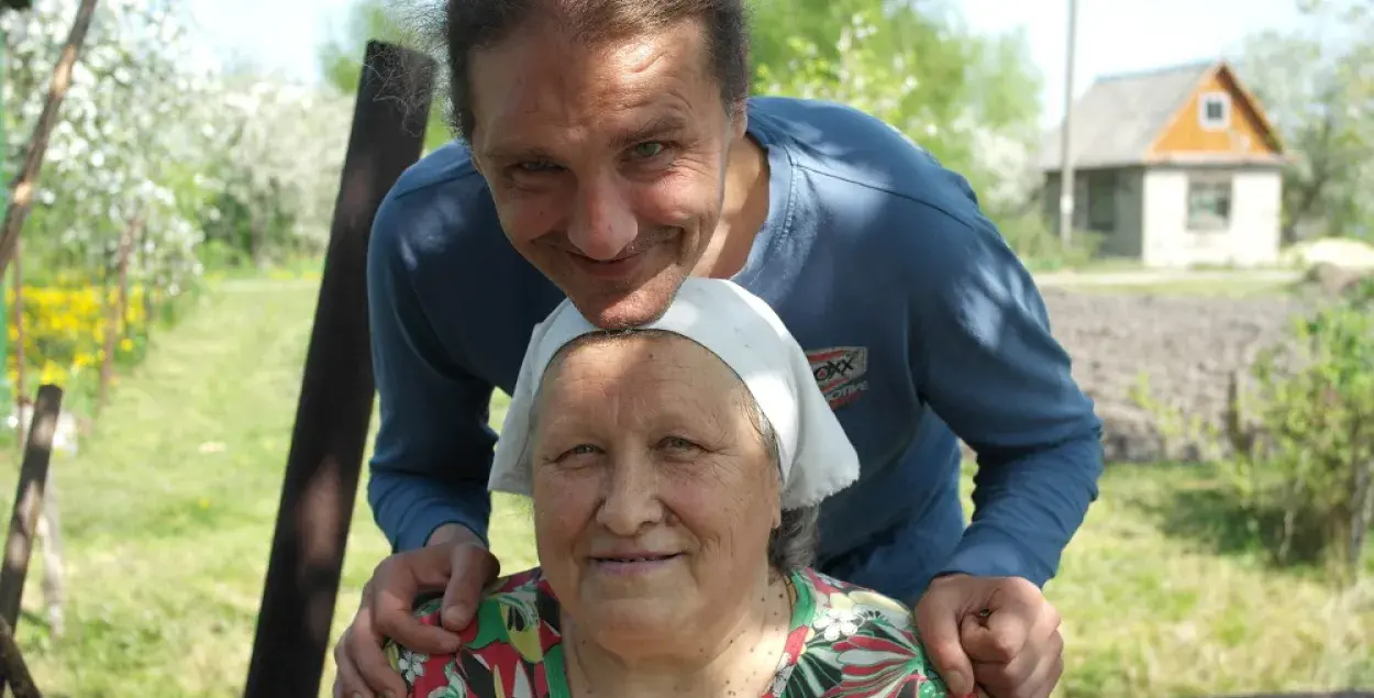 Генек Лоска с мамой Людмилой Павловной на даче возле Белоозёрска&nbsp;незадолго до инсульта / фото предоставлены&nbsp;семьёй музыканта