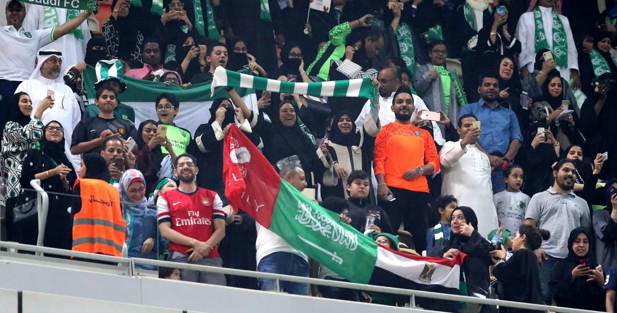 Фотафакт: У Саудаўскай Аравіі жанчын упершыню пусцілі на футбол